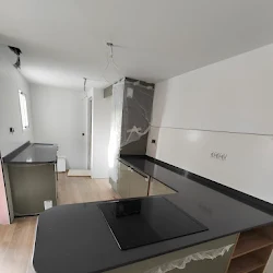 Cocina recién montada en una vivienda reformada por Baires Obras