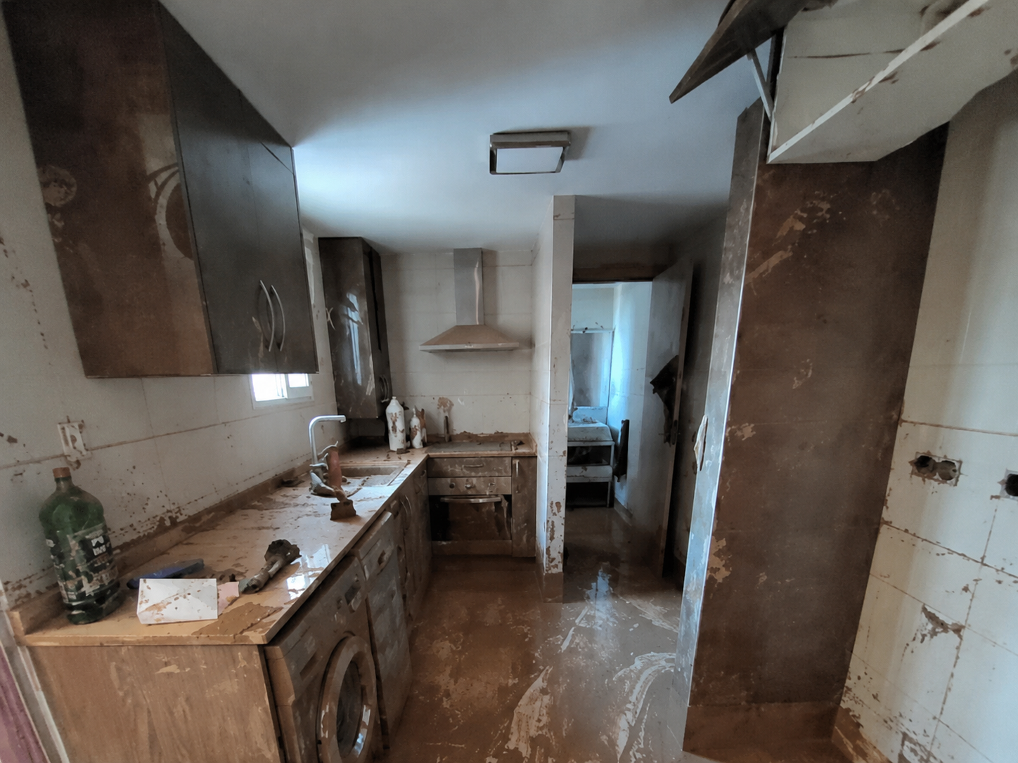 Antes · Cocina destrozada por la DANA