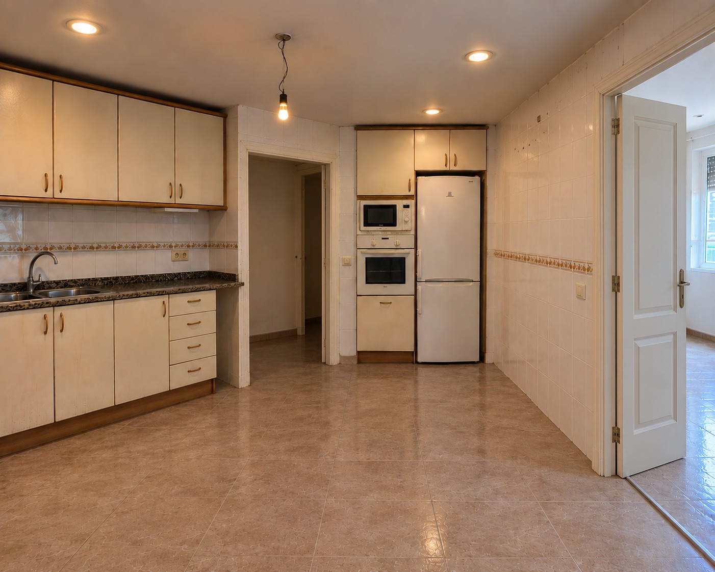 Antes · Cocina antigua con muebles lacados y azulejo con cenefa