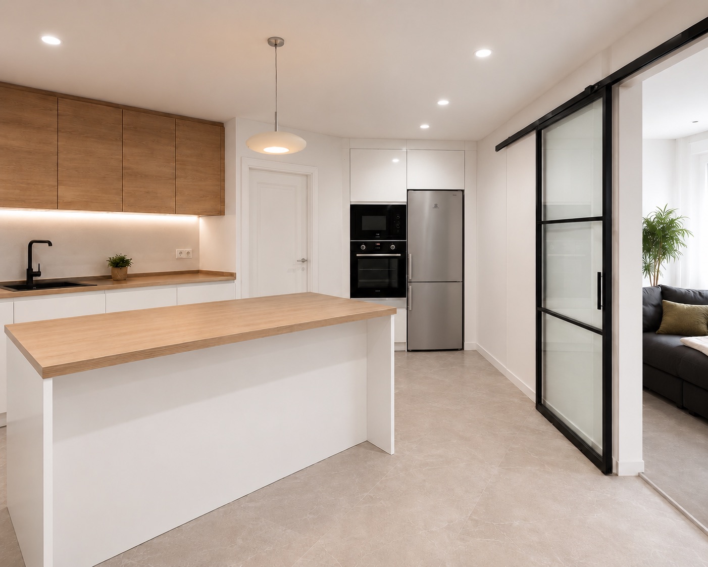 Después · Cocina abierta con isla, frentes de madera y puerta corredera de cristal